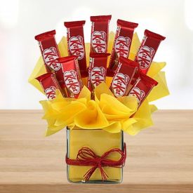 Roses Vase with Kitkat